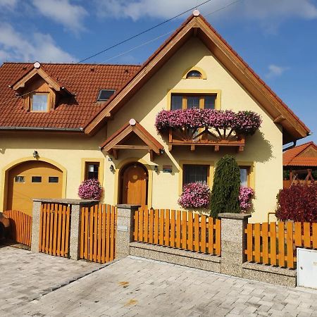 Zlty Dom Vrbov Appartement Buitenkant foto