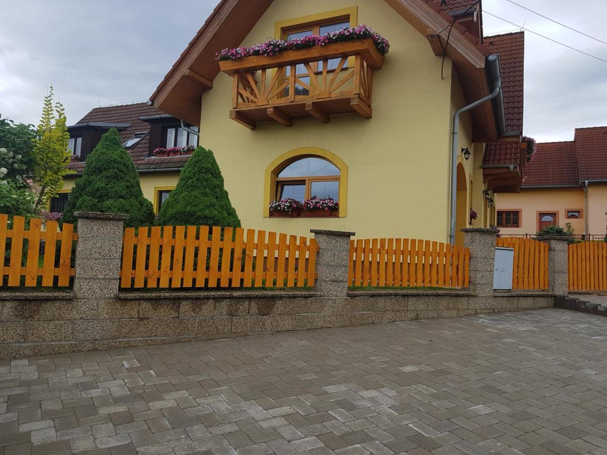 Zlty Dom Vrbov Appartement Buitenkant foto