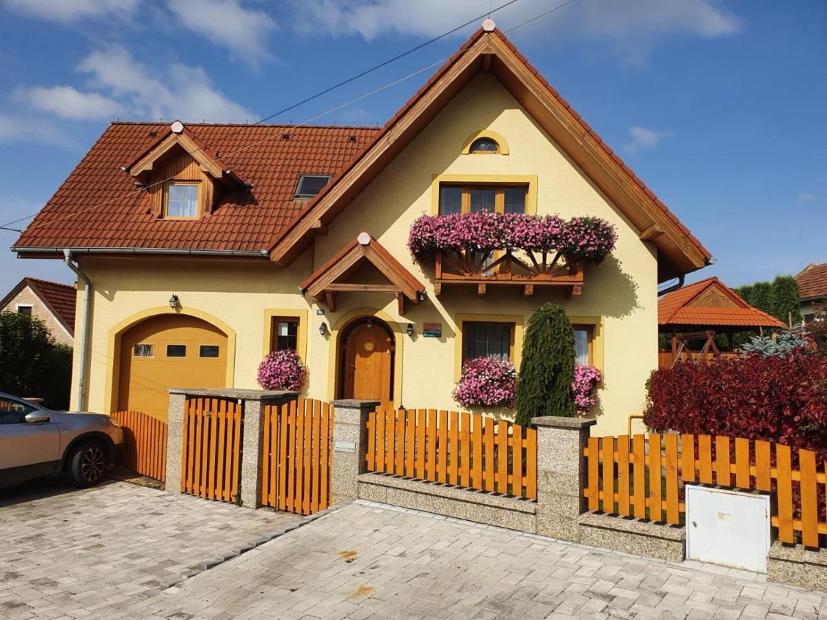 Zlty Dom Vrbov Appartement Buitenkant foto
